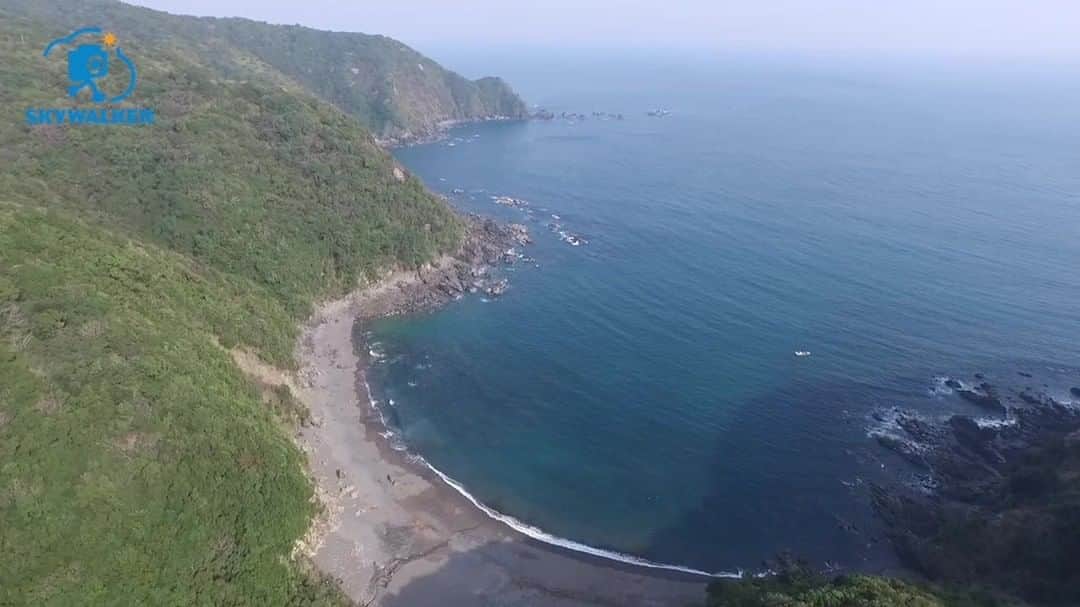 skywalker.inc 【スカイウォーカー株式会社】のインスタグラム：「. ドローン撮影実績🚁 Movie1 高知県土佐市 絶景ですね✨ . 【撮影機材】@djiglobal #ドローン：#inspire1raw #カメラ：#zenmusex5r . #高知県 #土佐市 #動画 #撮影 #景色 #風景 #海 #空 #雲 #山 #山脈 #写真好きな人と繋がりたい  #drone #dji #dronefly #dronelife #dronestagram #sky #skylovers #skyporn #nature #view #aerial #japan」