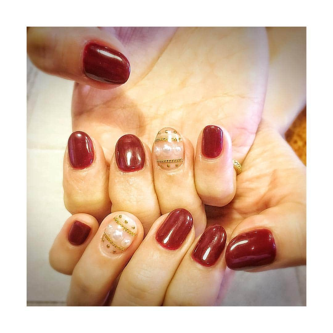 佐伯かなのインスタグラム：「ネイルかーえた！ 大好きなボルドーはやっぱりしっくりくるな💅💓 ･ ･ ･ ･ #Newnails #ネイル #ネイルアート #赤ネイル  #ボルドー #シンプルネイル #パール #チェーンネイル #クリアネイル #スタッズネイル #ジェルネイル  #nail #nailart #ネイルサロン #ネイルデザイン #アイドル #idol #candygogo #佐伯かな #followalways #tagsforlikes #tflers #instagood #me #ff #japanesegirl」