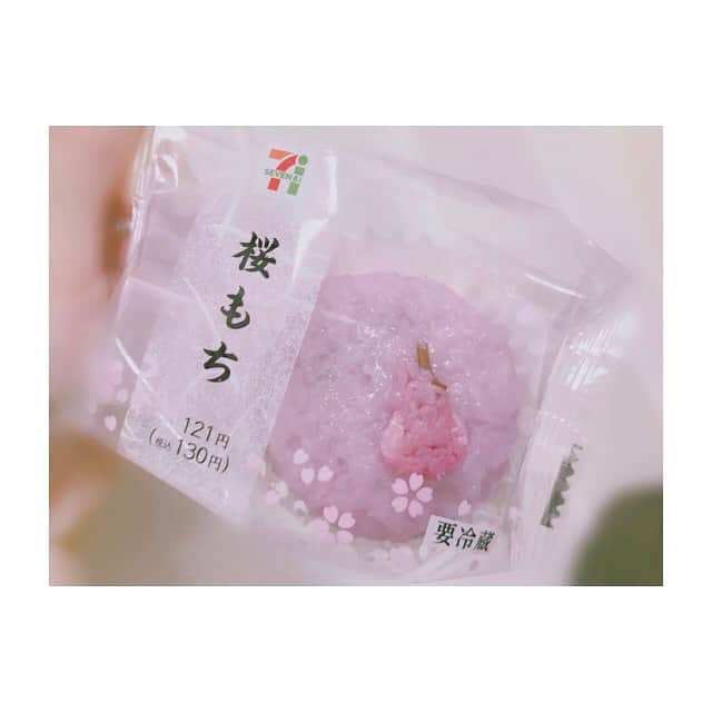 上西恵さんのインスタグラム写真 - (上西恵Instagram)「好きだ〜桜〜☺️🌸 #桜もち #桜餅 #和菓子 #コンビニスイーツ #セブイレ #セブンイレブン  #Japaneseconfection」3月21日 23時58分 - jonishi_kei