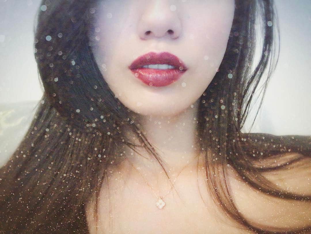 吉田愛璃のインスタグラム：「thank you..🎁 #vancleefarpels」