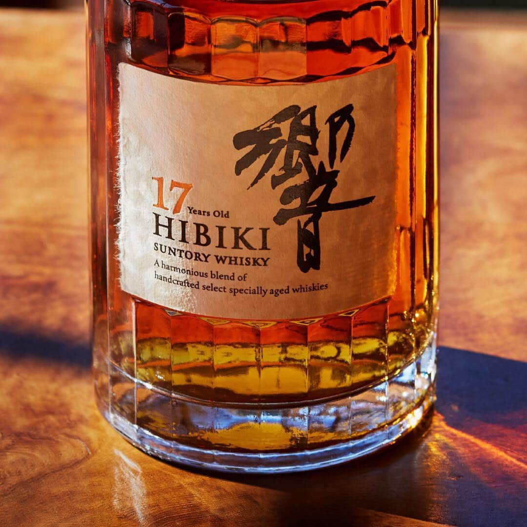 響 | SUNTORY WHISKY HIBIKIさんのインスタグラム写真 - (響 | SUNTORY WHISKY HIBIKIInstagram)「. 和紙ラベルに冴えるのは、書家・荻野丹雪氏による墨跡鮮やかな「響」の筆文字 The washi Japanese paper label is accentuated by the brush of master calligrapher Tansetsu Ogino. #hibiki #響 #二十四節気 #24seasons #春分 #hibikistory」3月21日 17時53分 - suntorywhisky_hibiki