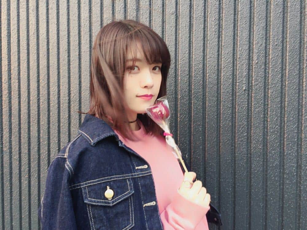 酒井萌衣さんのインスタグラム写真 - (酒井萌衣Instagram)「風が強くてイマイチきまらない🙄🙄 #🍎 #candy」3月21日 20時27分 - mei_sakai