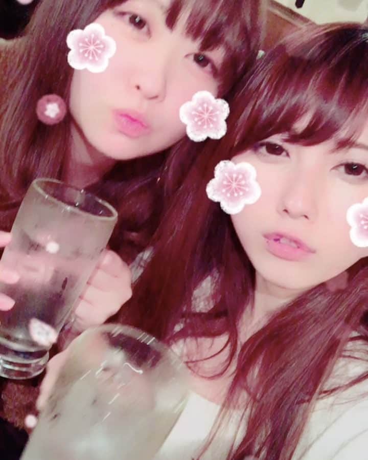 佐倉知里のインスタグラム：「. てことで 仕事場近くのお友達呼んで居酒屋さん♡ 趣味が合う。 . . #元住吉 #社長 #品女 #同級生 #あかちょうちん #しゃちょーしゃちょーよぶ #開花宣言」