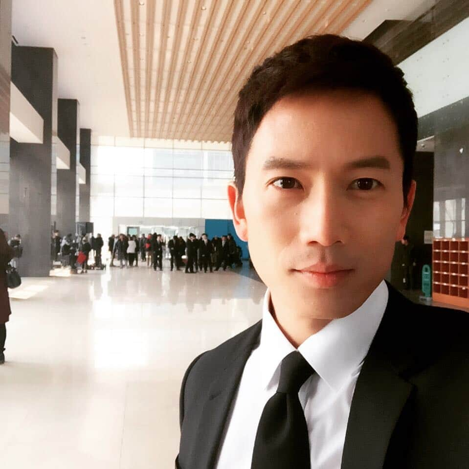 チソンさんのインスタグラム写真 - (チソンInstagram)「#피고인 #지성 저기 보이시죠? 우리 스텝들.. 이 풀샷 한 컷만 찍으면 피고인의 모든 촬영이 끝납니다. ㅠㅠ」3月21日 23時14分 - justin_jisung