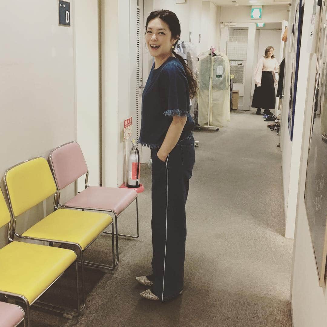 加藤紀子のインスタグラム：「このあと9時50分からは 東海テレビ『スイッチ！』生放送✨ すっかり衣装が春😋 お時間合う方是非お付き合いくださひー！！」
