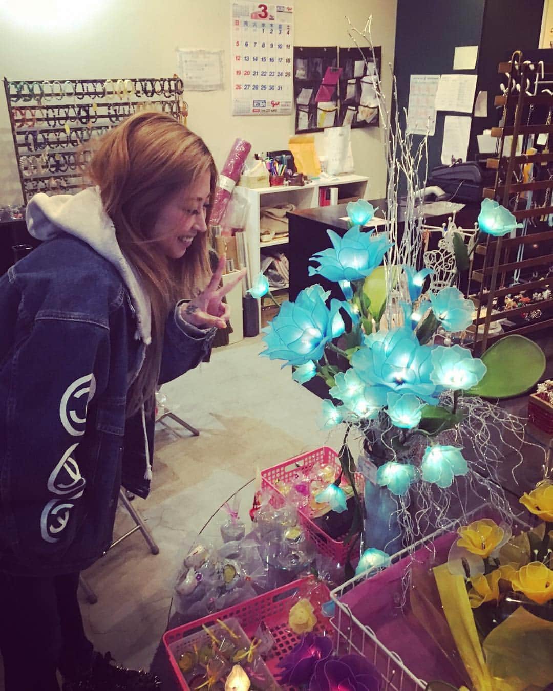 一井悠理さんのインスタグラム写真 - (一井悠理Instagram)「これ光るお花❤ 熊本の下通りのどっか路地にあって可愛かったから入ってみたら素敵な世界😍💋 マジほしぃ❤#followme #下通りのどっか#光る花#lightflower#フラワーライト」3月22日 10時01分 - yuripoyo.1212