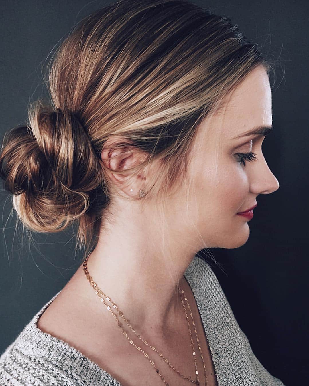 The Beauty Departmentのインスタグラム：「I'm baaaack 👋🏼 and the hair tutorials will be coming in hot. Today's tutorial: 2 messy buns in 2 quick steps! Simple and chic always wins. ✨ {clickable link up top, tutorial by moi! @kristin_ess } 🎉💕📲」