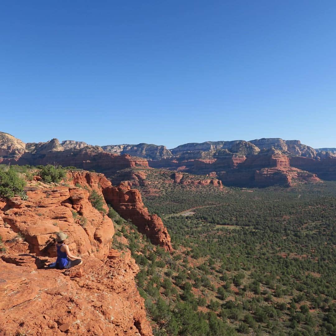 久保田智子のインスタグラム：「#yogaeverywhere #yogaeveryday #nofilter  #sedona #どこでもヨガ #絶景ヨガ #セドナ」