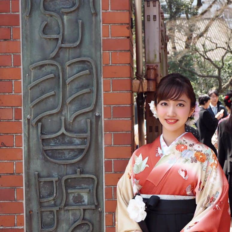 のインスタグラム：「学習院大学を卒業しました🎓 4年間楽しかったのは出会えた皆のおかげです。 4月から皆、新たな場所で活躍できますように🌸  2017.3.20 #卒業式 #学習院大学 #卒業 #袴 #graduation」