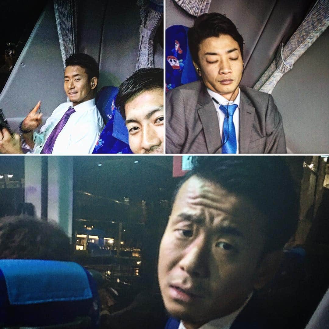 祖父江大輔のインスタグラム：「#ダブル松井#仲良し同級生#松井佑介#松井雅人#祖父江大輔#バス移動#ゆうちゃん必死のキメ顔#雅爆睡」