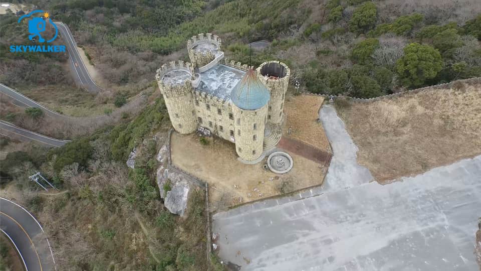 skywalker.inc 【スカイウォーカー株式会社】のインスタグラム：「. ドローン撮影実績🚁 Photo1 シャトー三宝 高知県香南市 神秘的なお城ですね🏰 . 【撮影機材】@djiglobal #ドローン：#inspire1raw #カメラ：#zenmusex5r . #高知県 #香南市 #城 #古城 #動画 #撮影 #景色 #風景 #空 #雲 #山 #山脈 #写真好きな人と繋がりたい  #drone #dji #dronefly #dronelife #dronestagram #sky #skylovers #skyporn #nature #view #aerial #japan」