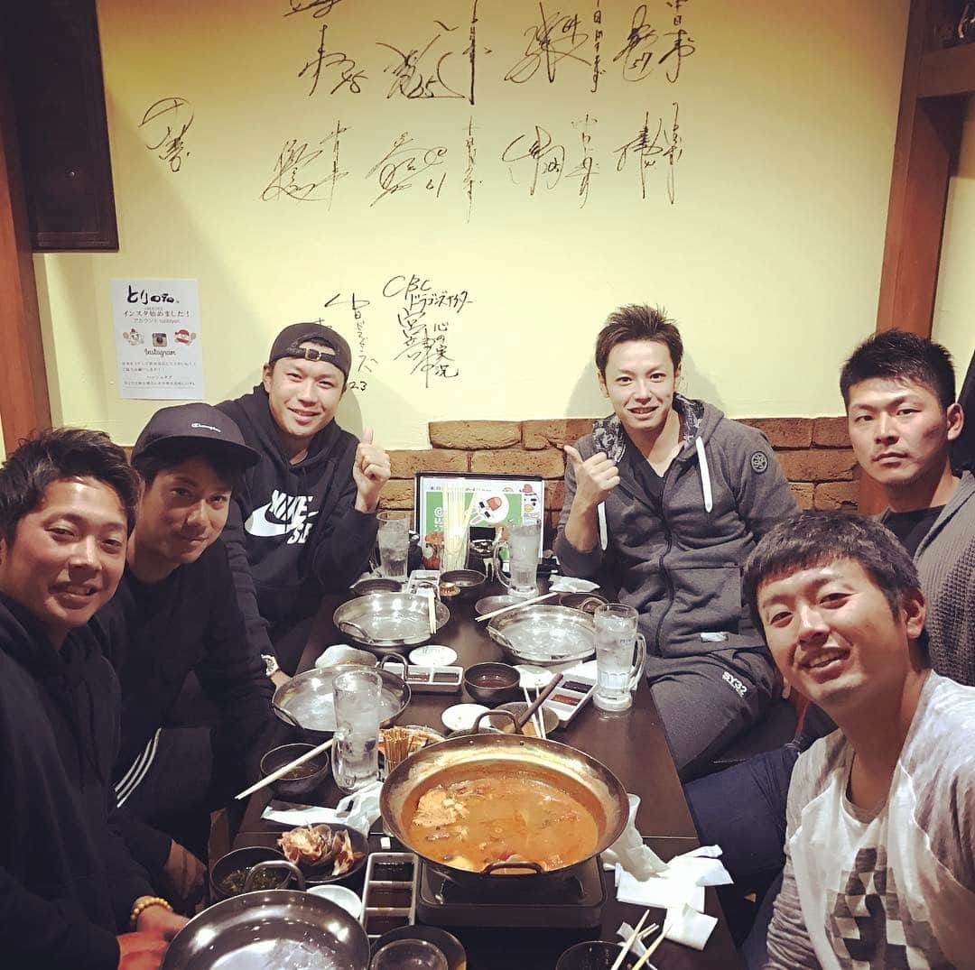 のインスタグラム：「準規の親父がやってる店で晩飯会♪ごちそうさまでした🐔♪ #とり日和今池店 #浅尾拓也 #大野雄大 #武藤祐太 #伊藤準規 #金子丈 #濱田達郎  浅尾くんイケメン〜😍のコメントは即削除します(うそです笑)」