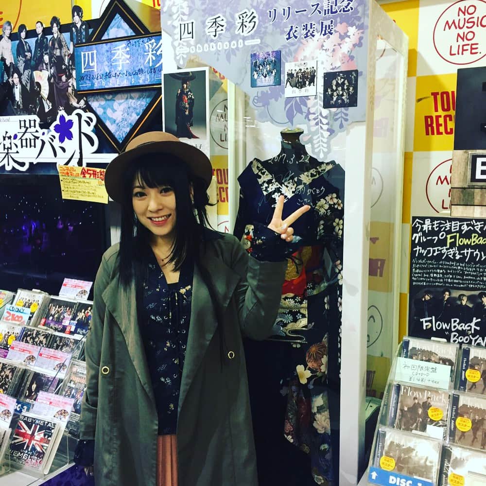 鈴華ゆう子のインスタグラム：「本日和楽器バンド3rdアルバム「四季彩-shikisai-」の発売日でした！ タワー渋谷店さん、TSUTAYA渋谷店さん、タワー新宿店さん、タワー秋葉原店さんへメンバーとゲリラ訪店。」