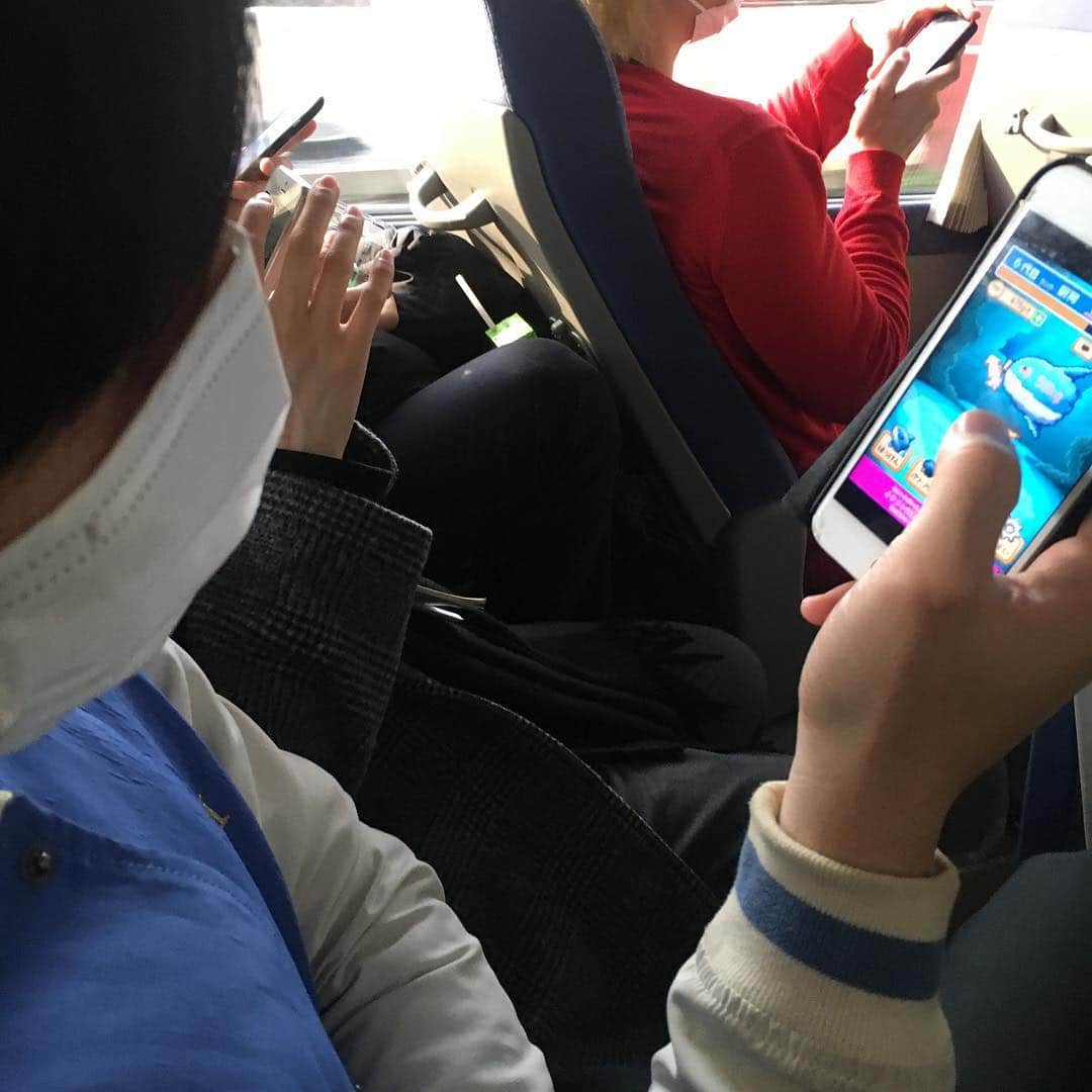 長田庄平のインスタグラム：「向井が謎のアプリしてる #マンボウに餌食わして太らせるゲーム #なにが面白いんか #やってすぐ寝た #やっぱりつまらねーんじゃねぇか #奥の赤い人 #パンサー #ガスレーザー #あのロケ」