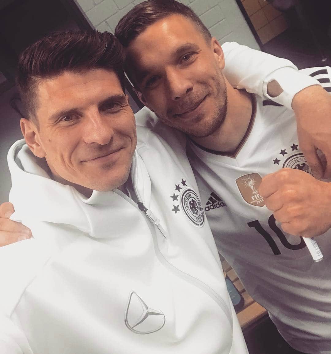 マリオ・ゴメスのインスタグラム：「Beschreibt diesen Typen mit einem Emoji... 😁  Legende 🙌🏽 @poldi_official  #eswarmireineehre #bilderbuchende #esgibteinenfussballgott #immerlocker #smile😁😁😁」