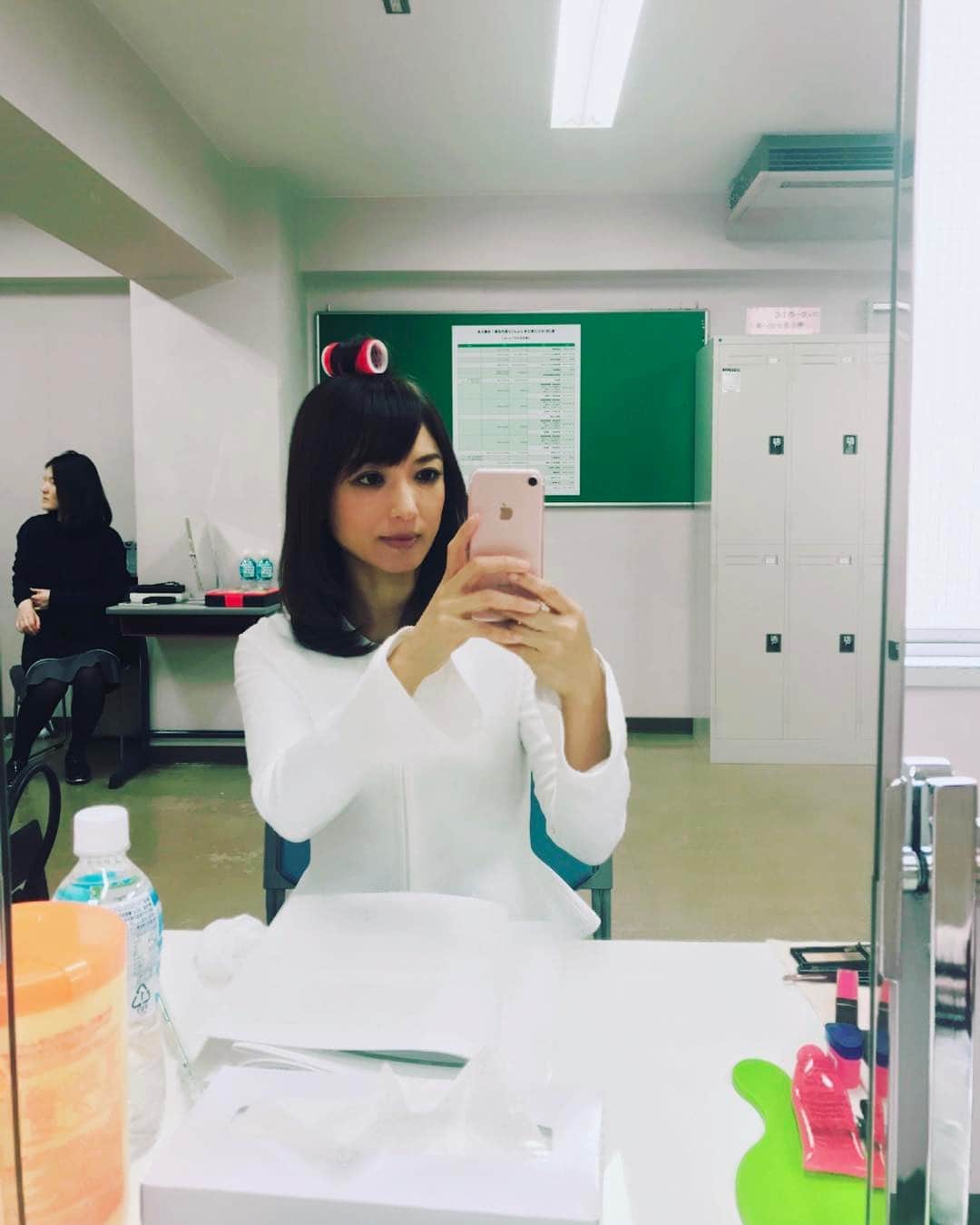 望月理恵さんのインスタグラム写真 - (望月理恵Instagram)「今日はイベントです。 このカーラー一つで髪のボリュームが 変わります。 #衣装#TO BE  CHIC」3月23日 10時17分 - mochiee28