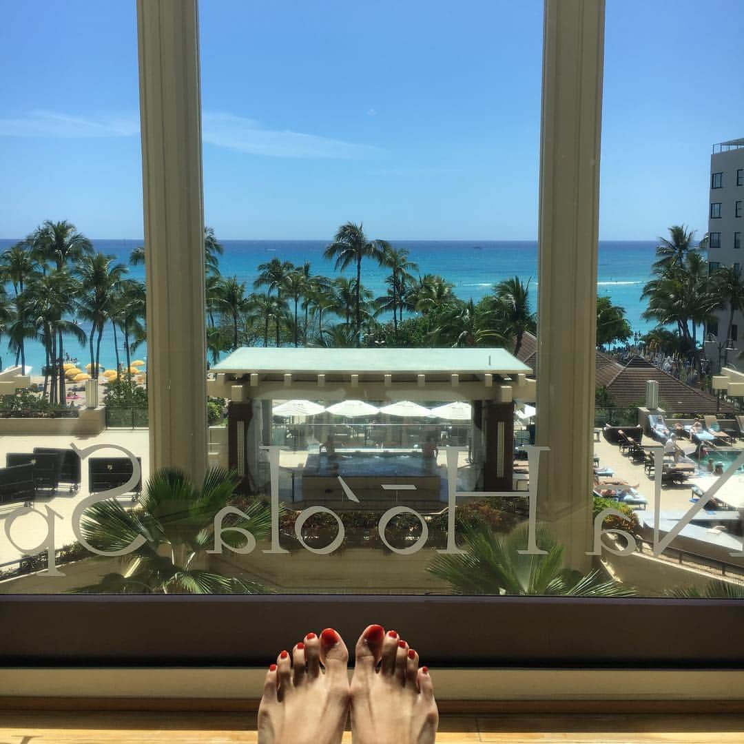 工藤まやさんのインスタグラム写真 - (工藤まやInstagram)「くぅ〜この絶景を望みながら、私ただいまローブに身を包んでママキティーなぞを頂いているという贅沢😍😍お仕事中の皆さま本当にすみませんっ🙇 @hyattregencywaikiki  #nahoolaspa #spa #getaway #paradise #heaven #thankyou」3月23日 10時57分 - mayahawaii325