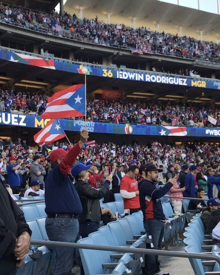 ららぴ（ららぴ ＆ るるぴ）のインスタグラム：「プエルトリコvsアメリカ . アメリカ応援🇺🇸!! . すごい盛り上がり😊👏 . #puertorico #pur #usa #wbc #wbc2017  #野球 #世界野球 #baseball #決勝」