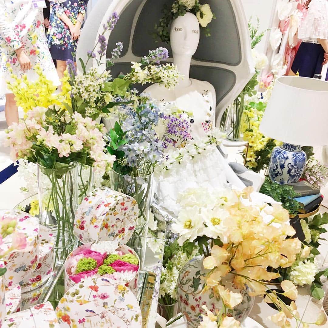 小川淳子さんのインスタグラム写真 - (小川淳子Instagram)「#flowerchesty  梅田阪急 pop up store 4階🌸 @chestynews」3月23日 11時28分 - junkoogawa1225