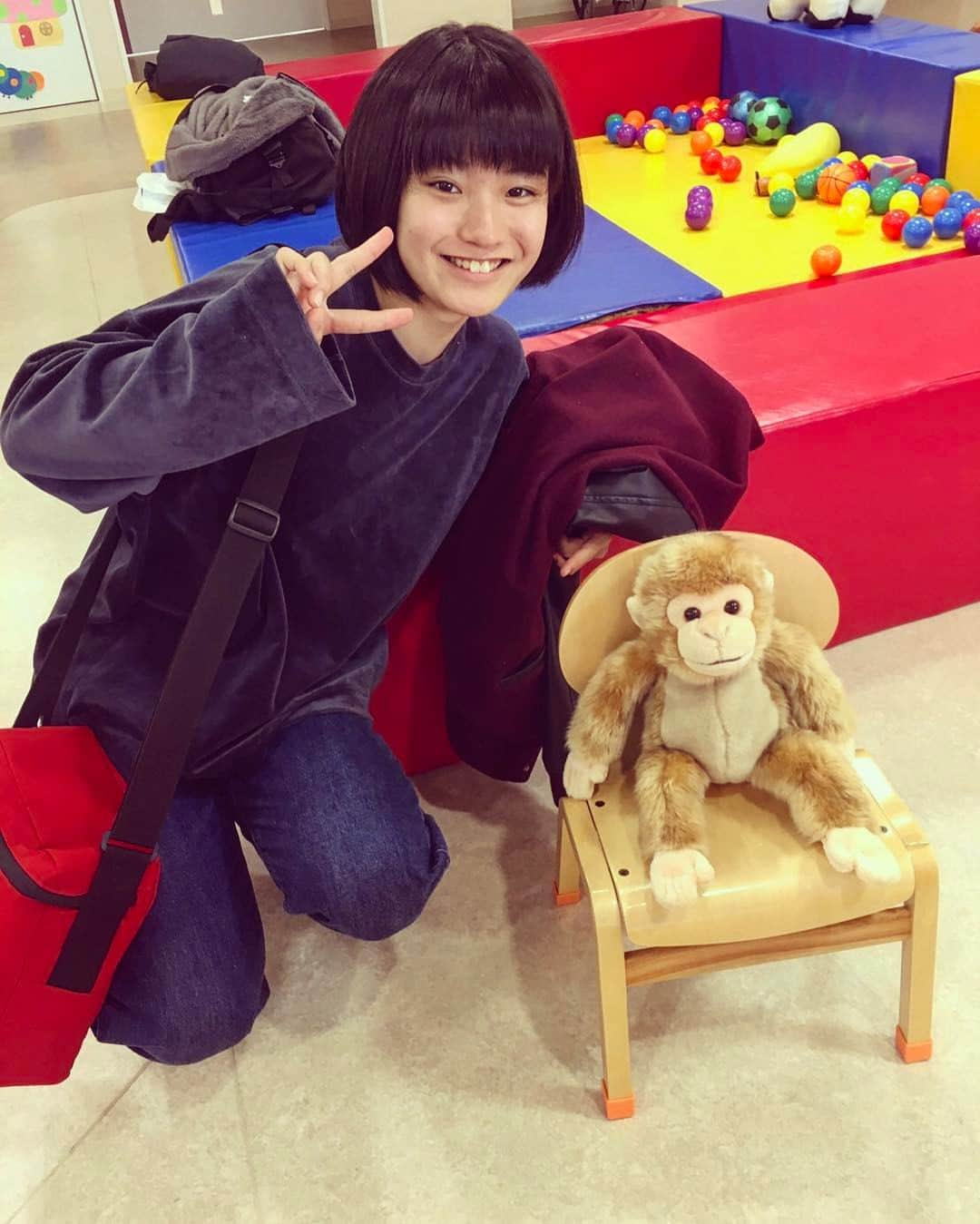 A LIFE〜愛しき人〜のインスタグラム：「#第7話のゲスト #蒔田彩珠 #撮影が終わってホットした瞬間 #お猿と記念撮影 #木村拓哉  #竹内結子 #松山ケンイチ #木村文乃  #菜々緒  #及川光博  #浅野忠信  #アライフ  #ALIFE  #tbs」