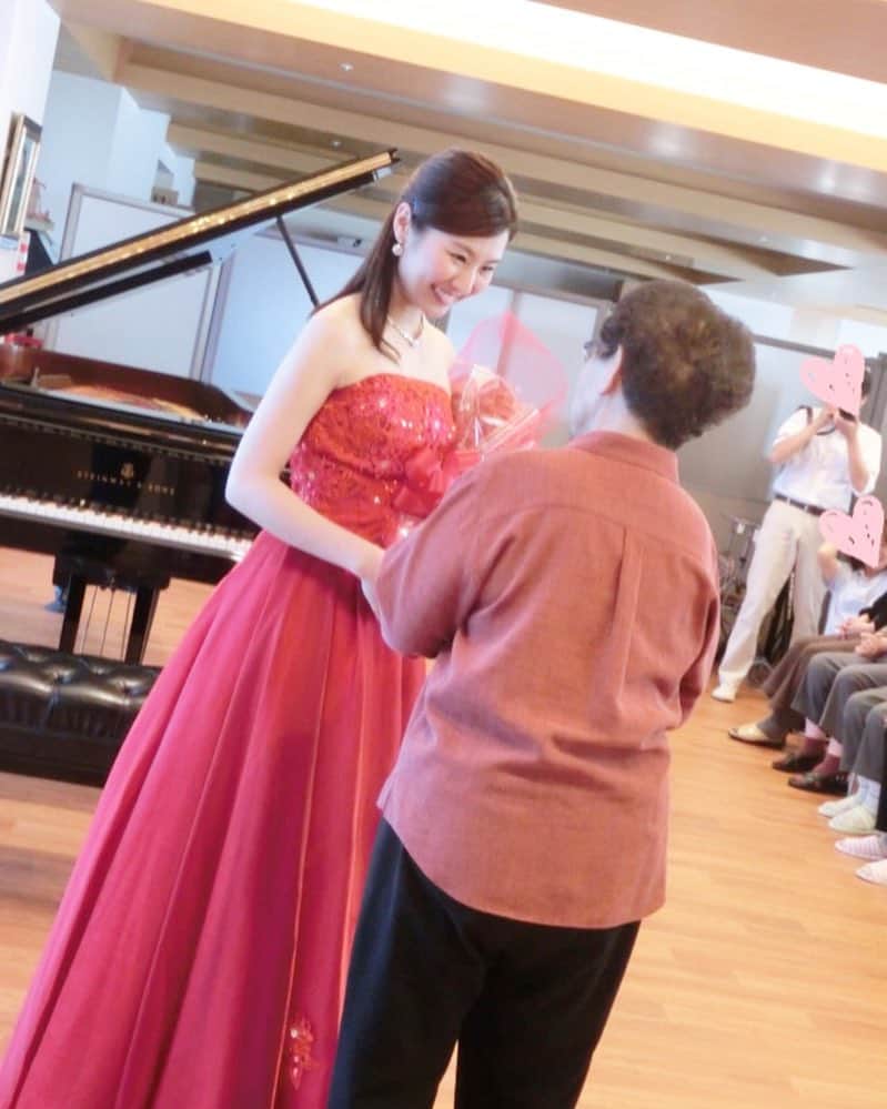 森本麻衣のインスタグラム：「The most beautiful time😊🎶💐✨ I'm so happy to talk with warm persons after a concert 🎹 . 幸せな時間😊💓 . . . . #concert#afterconcert#piano#pianist #maimorimoto#steinway#steinwayandsons #asianbeauty#pianista#dress #森本麻衣#ピアノ#ピアニスト#訪問#ありがとう #花束#コンサート#ピアノコンサート#ドレス」