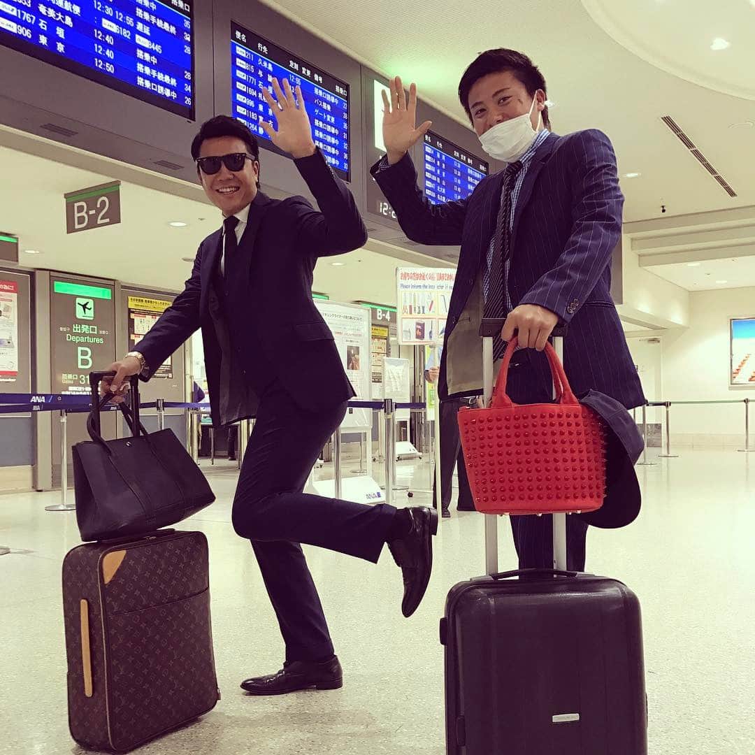 のインスタグラム：「沖縄さん、ほなさいなら〜♪ #那覇空港 #沖縄キャンプ終了 #大野雄大 #若松駿太」