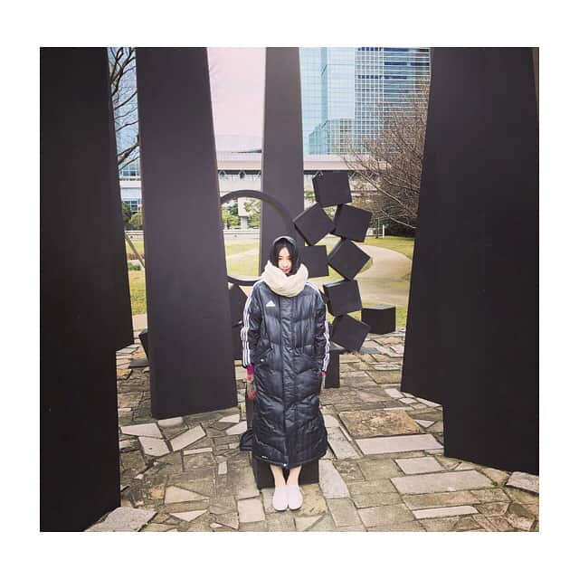 堀田真由さんのインスタグラム写真 - (堀田真由Instagram)「さっさむい…🍃 風の抵抗を受けまいと直立不動。  #撮影 #寒がりすぎて #ベンチコートの中はカイロだらけ #これでもガクブル」2月27日 18時50分 - mayuhotta