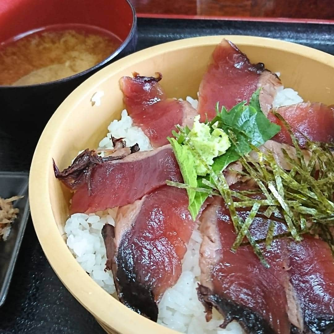 松本康太さんのインスタグラム写真 - (松本康太Instagram)「伊良部島で食べた『カツオ桶盛丼』(魚市場いちわ)みそベースのアラ汁をかけて食べるとまた美味しい(^-^)♪ #沖縄 #宮古島#伊良部大橋 #伊良部島 #魚市場 #いちわ #カツオ #鰹 #カツオ桶盛丼 #桶 #沖縄グルメ #宮古 #あら汁 #離島 #魚 #わさび #のり #ご飯 #レギュラー松本 #あるある探検隊」2月27日 19時18分 - aruarutankentai.matsumoto