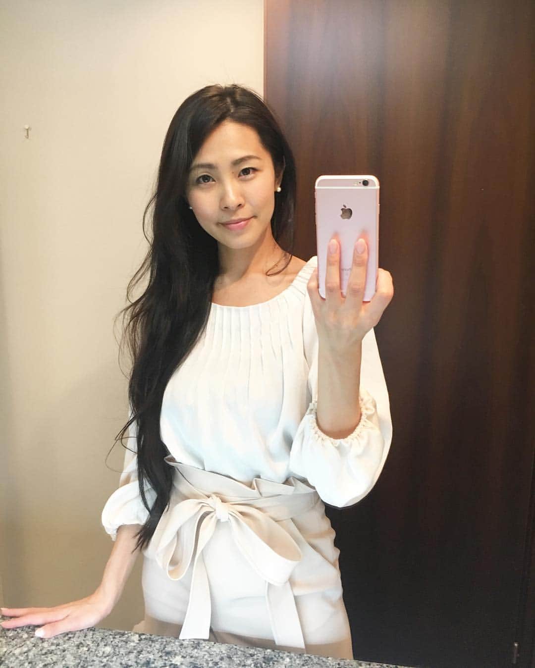 のインスタグラム：「. . もうすぐ3月だし 明るい色が着たいなぁ〜 . #白とベージュの組み合わせ好き  #大人っぽく #シンプルなのが好き #洗面所シリーズ」