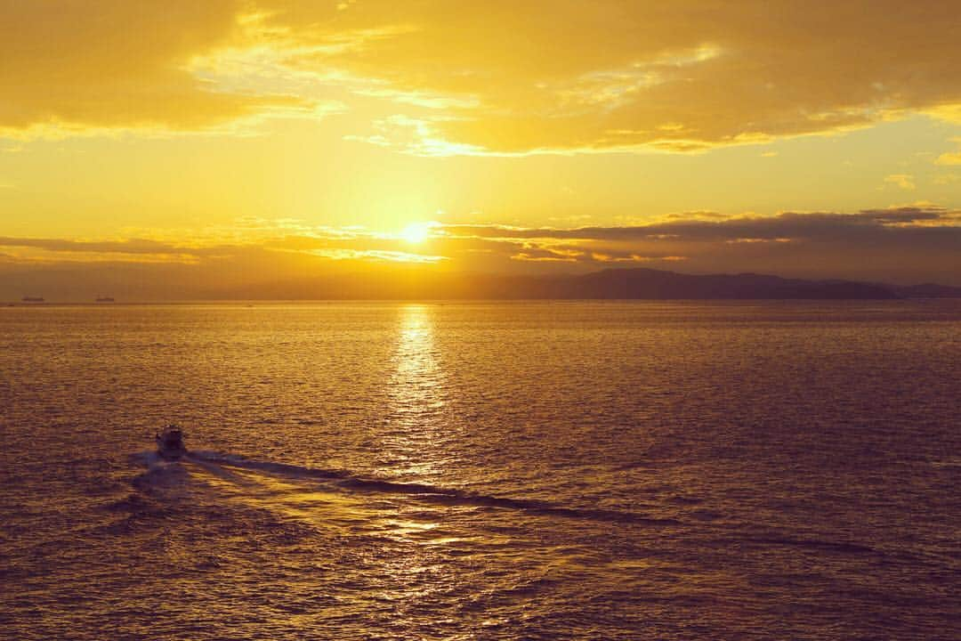 ホテルニューアワジ | 淡路島洲本温泉のインスタグラム：「Magnificent #sunrise from the #Kitan Strait, #Awaji Island. #淡路島 東海岸の #紀淡海峡 から昇る美しい #朝日 は心洗われるよう...。 @villarakuen @hotelnewawaji」