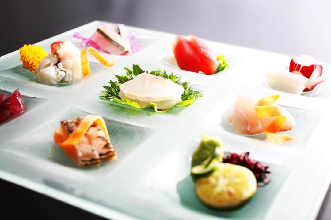 ホテルニューアワジ | 淡路島洲本温泉のインスタグラム：「#Jewel-like slices of fresh #seafood from the #Awaji area. #淡路島の#海の幸が散りばめられたお造りの数々はまるで#宝石のよう。 @villarakuen @hotelnewawaji」