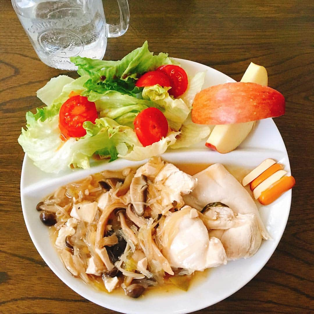 アヤカ・ウィルソンさんのインスタグラム写真 - (アヤカ・ウィルソンInstagram)「. Today's lunch. . ＊トマトとレタスのサラダ ＊りんご ＊蒸し鶏胸肉withきのこと豆腐と寒天入りのあんかけ . しっかり食べて、よく運動👍🏻. 最近、鶏ささみ&鶏胸肉が大好き💕. . #salad #apple #chiken #chikenbreast #サラダ #鶏胸肉 #蒸し #きのこあんかけ #りんご #体にいい #筋肉作り #栄養満点 #健康 #運動 #1人スケート #ダンス #healthy #goodfood #workout #exercise #lunch」2月28日 18時12分 - ayakawilson_official