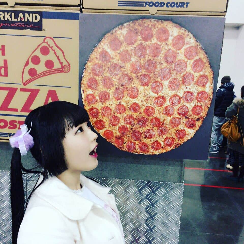 KOTOさんのインスタグラム写真 - (KOTOInstagram)「コストコの🍕とまんまる対決🤗🏆⚔️🛎 #実物大 #KOTOちゃん #KOTOちゃんショッピング」2月28日 18時14分 - koccyan925