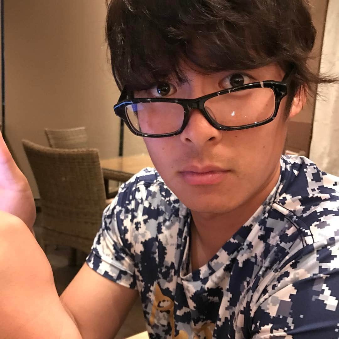飯田哲矢のインスタグラム：「やたらむちむちしてる #隣はいっちーから約1ヶ月 #春キャンプも残り1日 #久しぶりの広島にわくわく😆」