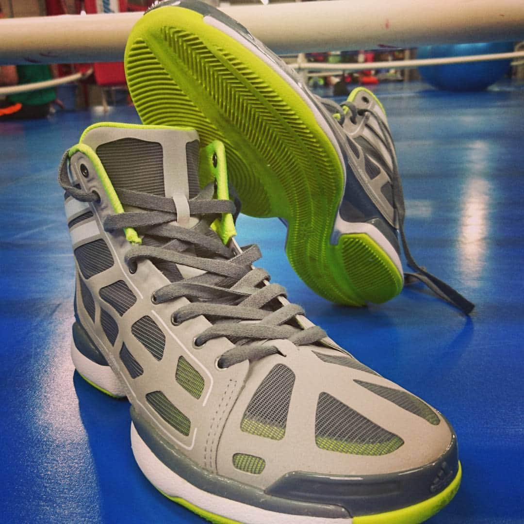 土屋修平のインスタグラム：「New Kicks.  ギリギリ届いた俺好みの試合用シューズ。超軽量278g  #boxing #boxeo #boxer #adidas #adizero #crazy #light #ready #for #fight」