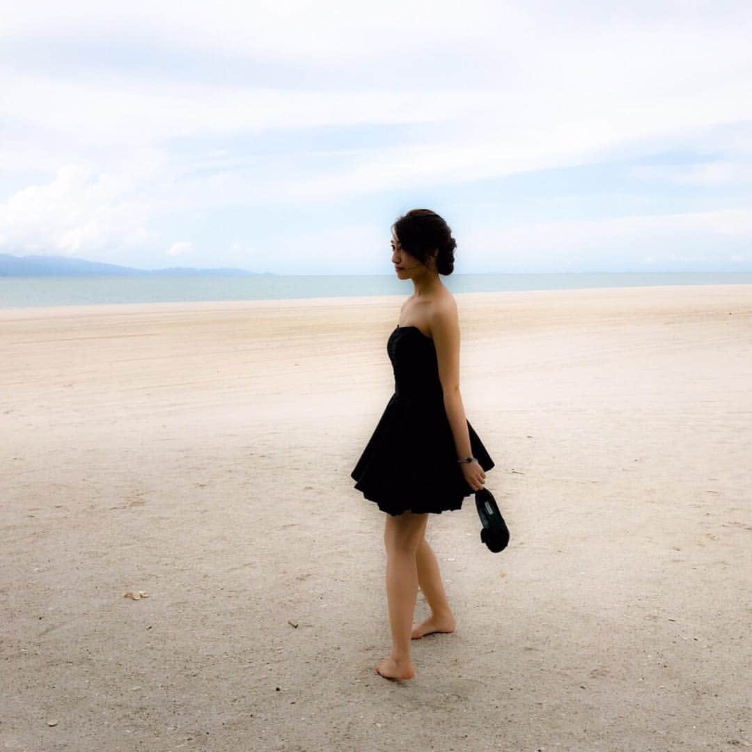 桜井玲香さんのインスタグラム写真 - (桜井玲香Instagram)「オフショット(24) 白砂のビーチをドレスアップして歩く桜井さんに似合うのは白いドレスか黒いドレスか。 悩んでいる時に見たクリスマスライブでの「欲望のリインカーネーション」の黒い衣装。あまりにもカッコよくて、桜井玲香＝黒が似合うという方程式が出来ました。 ということで、ランカウイに持っていったのは、黒のミニドレス。黒のヒールを脱いで、海をバックに黒のドレスで砂浜を舞う桜井さん。 桜井玲香＝黒がよく似合う、という方程式は、 当然ながら、場所も時間がも選ばないのでした。 ps でも、白のドレスも時間があれば見たかったかな💦」2月28日 23時45分 - reika_sakurai_kobunsha