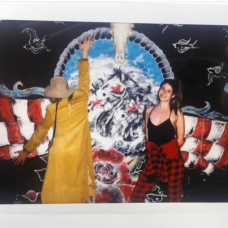ウィットニー・バンスのインスタグラム：「🎶 Boo thangs 🥀 #desertanddenim #joshuatree」