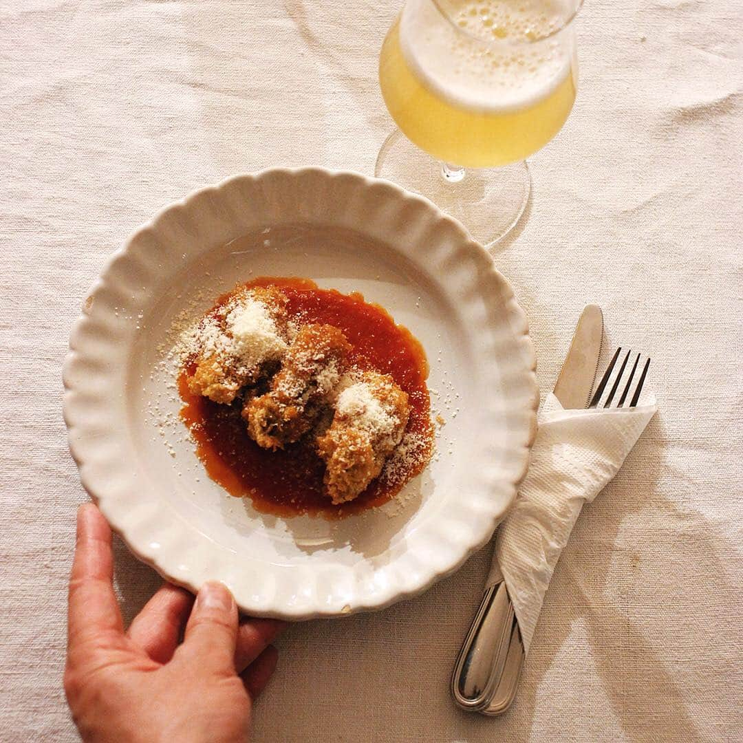 樋口正樹さんのインスタグラム写真 - (樋口正樹Instagram)「Deep fried oysters . 今夜はカキフライと🍺 トマトソースでいただきます 揚げたてサクサク😋 . 特大サイズの牡蠣が食べた〜い！ . #カキフライ #牡蠣フライ #おうち洋食 #揚げたて #サクサク #ルイジボルミオリ#ビラテック #deepfriedoysters #oyster」3月1日 18時50分 - higuccini