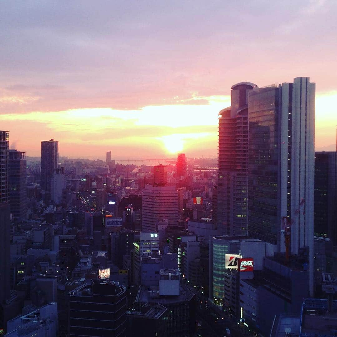 夜景 個室 菜華-梅田店-さんのインスタグラム写真 - (夜景 個室 菜華-梅田店-Instagram)「今日も夕日がきれい！  #菜華 #梅田 #北新地 #大阪駅前第3ビル  #夜景 #夕日 #居酒屋 #nabana #sunset #instagood」3月1日 17時54分 - nabana_umeda