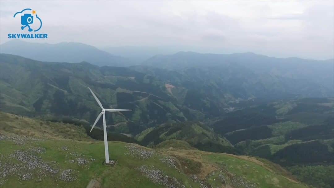 skywalker.inc 【スカイウォーカー株式会社】のインスタグラム：「. ドローン撮影実績🚁 Movie2 四国カルスト 愛媛県と高知県との県境 カルスト台地 日本三大カルスト🗻🌋 . 【撮影機材】 @djiglobal #ドローン：#inspire1raw #カメラ：#zenmusex5r . #四国カルスト #日本三大カルスト #カルスト台地 #高知 #愛知 #動画 #撮影 #景色 #風景 #空 #雲 #山 #山脈 #写真好きな人と繋がりたい  #drone #dji #dronefly #dronelife #dronestagram #sky #skylovers #skyporn #nature #view #aerial #japan」