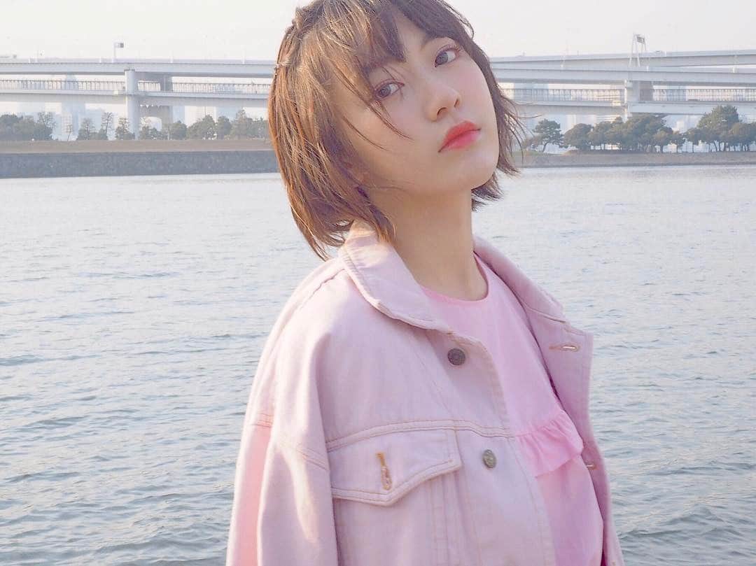 宮脇咲良さんのインスタグラム写真 - (宮脇咲良Instagram)「海の近くにも行ったよ😊 流石に、寒かったなぁ😩💦 今日は、トップスもアウターもアイメイクもぜーんぶピンク！あ！リップはコーラルピンクにしてみたよ😮💖全部淡いピンクだとぼやっとして見えるから、オレンジみのあるコーラルピンクで、リップの印象を強くさせてみた😊  #picture #camera #お台場  #lipstick #💄 #sea」3月1日 22時34分 - 39saku_chan