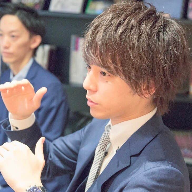 松村淳平のインスタグラム：「ちゃんと仕事してそうに撮ってもらって助かりました。笑 #こう見えて社長」