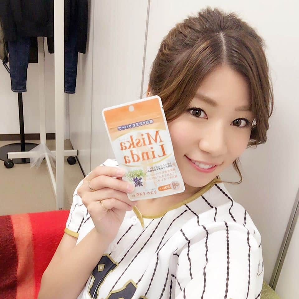 青木愛さんのインスタグラム写真 - (青木愛Instagram)「今日はこのあとスポーツ内閣生放送です😊❤ さっきカレーパン食べたので、ミスカミスカを飲んで腸内環境整えます👌🏻💕 #スポーツ内閣 #MBS #ミスカミスカ #おまもりハーブ🌿」3月1日 23時54分 - aiaoki_official