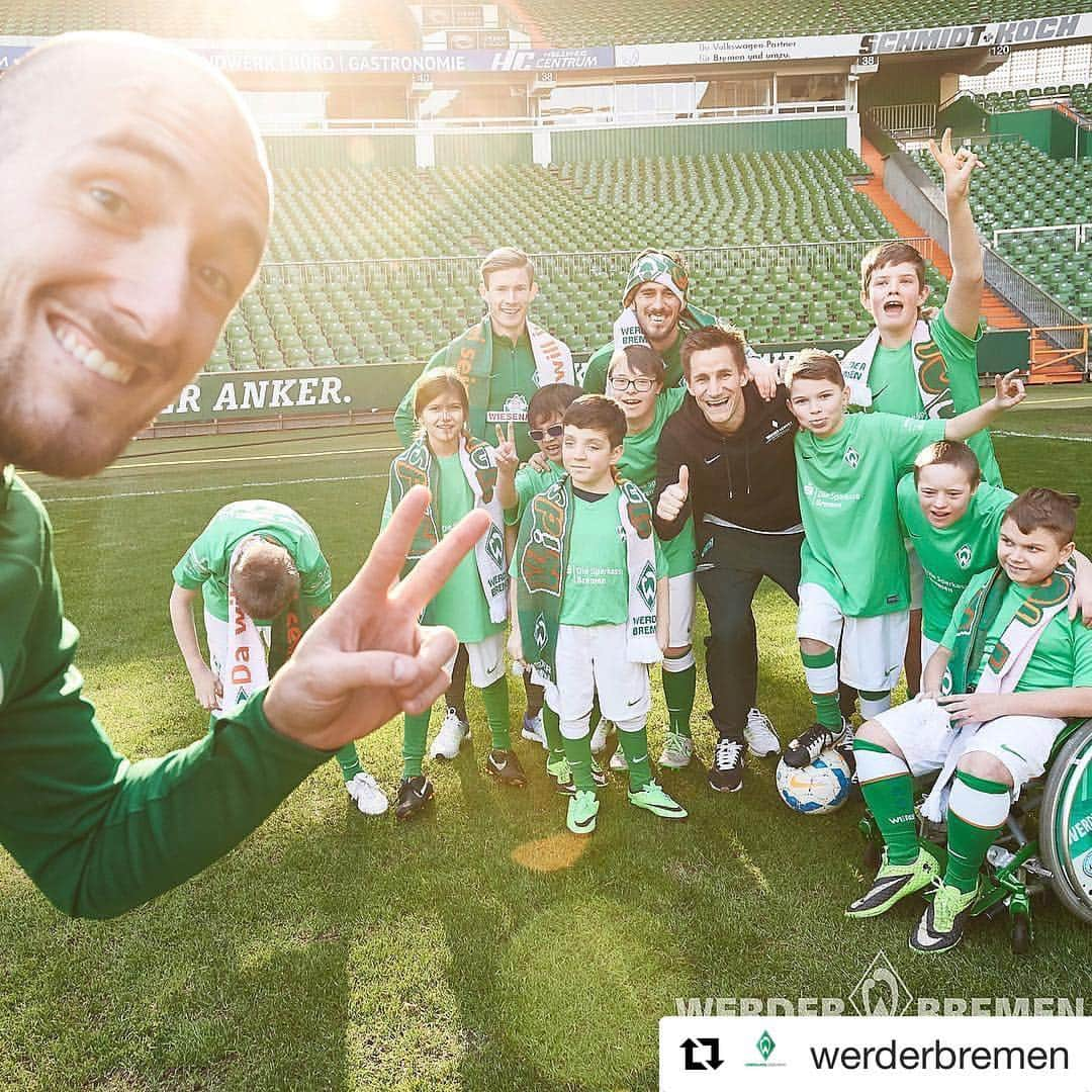 サンチャゴ・ガルシアのインスタグラム：「💪🙌⚽️ #Repost @werderbremen ・・・ #gemeinsam für Inklusion! Das Darmstadt-Spiel ist nicht nur aus sportlicher Sicht sehr wichtig. #WerderBewegt setzt sich rund um die Partie für #Inklusion von Menschen mit Behinderung. #Handicap #Werder #Bremen #svw」