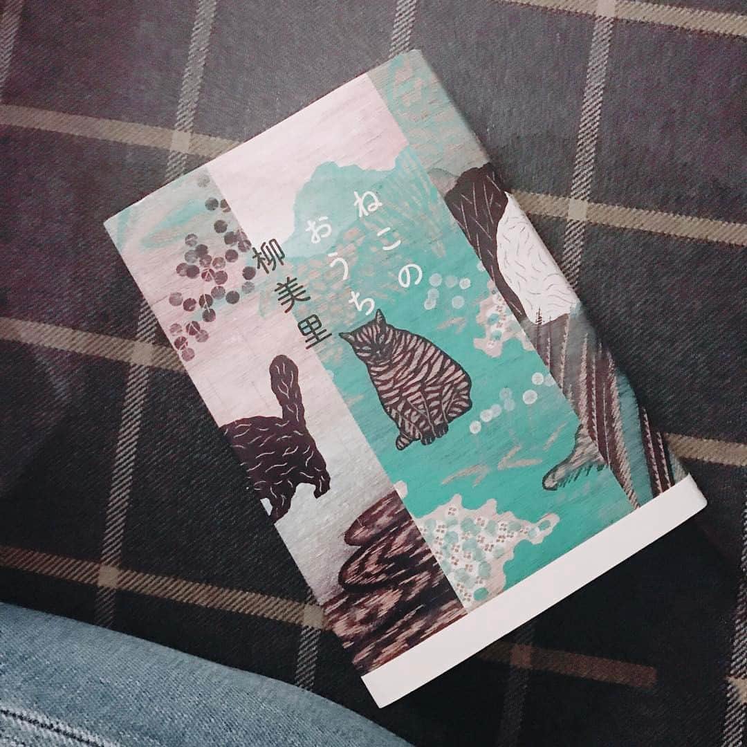 吉川ひなのさんのインスタグラム写真 - (吉川ひなのInstagram)「今日は柳美里さんの小説を読んだ。 わたしにとって小説はデザートのようなものだから、普段本を読むときはそのとき一番興味のあるものやことの本をひたすらオタクと化して読んでいるんだけど、今日は雨で、東京でフル回転働いた身体と頭を休めるにはちょうど良いタイミングな気がして、デザートdayにすると決意。 ずっと読みたかったこの本は、雨の日に似合う切ない本で、柳美里さんの作り出す世界は相変わらず本の中へ無心に引きずり込まれる。 こんな風に過ごす日は珍しいけど、今日は、良い日だったな。 明日は晴れますように。」3月2日 14時12分 - hinanoyoshikawa