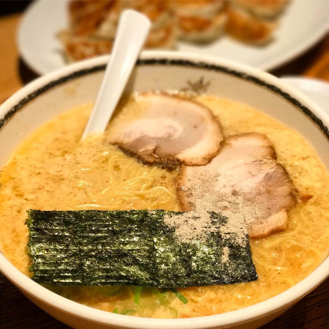 石田靖さんのインスタグラム写真 - (石田靖Instagram)「名古屋中村区『萬珍軒』の玉子とじラーメン❗️ 豚骨&鶏スープに玉子とじが馴染みまろやかで コクあるスープに 極細麺にあんじょう絡み、いと美味し❗️ おおきにごちそうさんです🙏🙏🙏 #名古屋 #名古屋市中村区  #ラーメン #萬珍軒 #玉子とじラーメン #石田靖」3月2日 10時53分 - yasulog