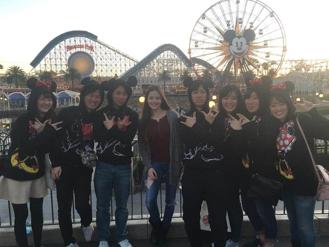 マッケンジー・フォイさんのインスタグラム写真 - (マッケンジー・フォイInstagram)「I saw this absolutely adorable group of people at Disneyland and I had to take a picture with them!!!!」3月2日 10時54分 - mackenziefoy