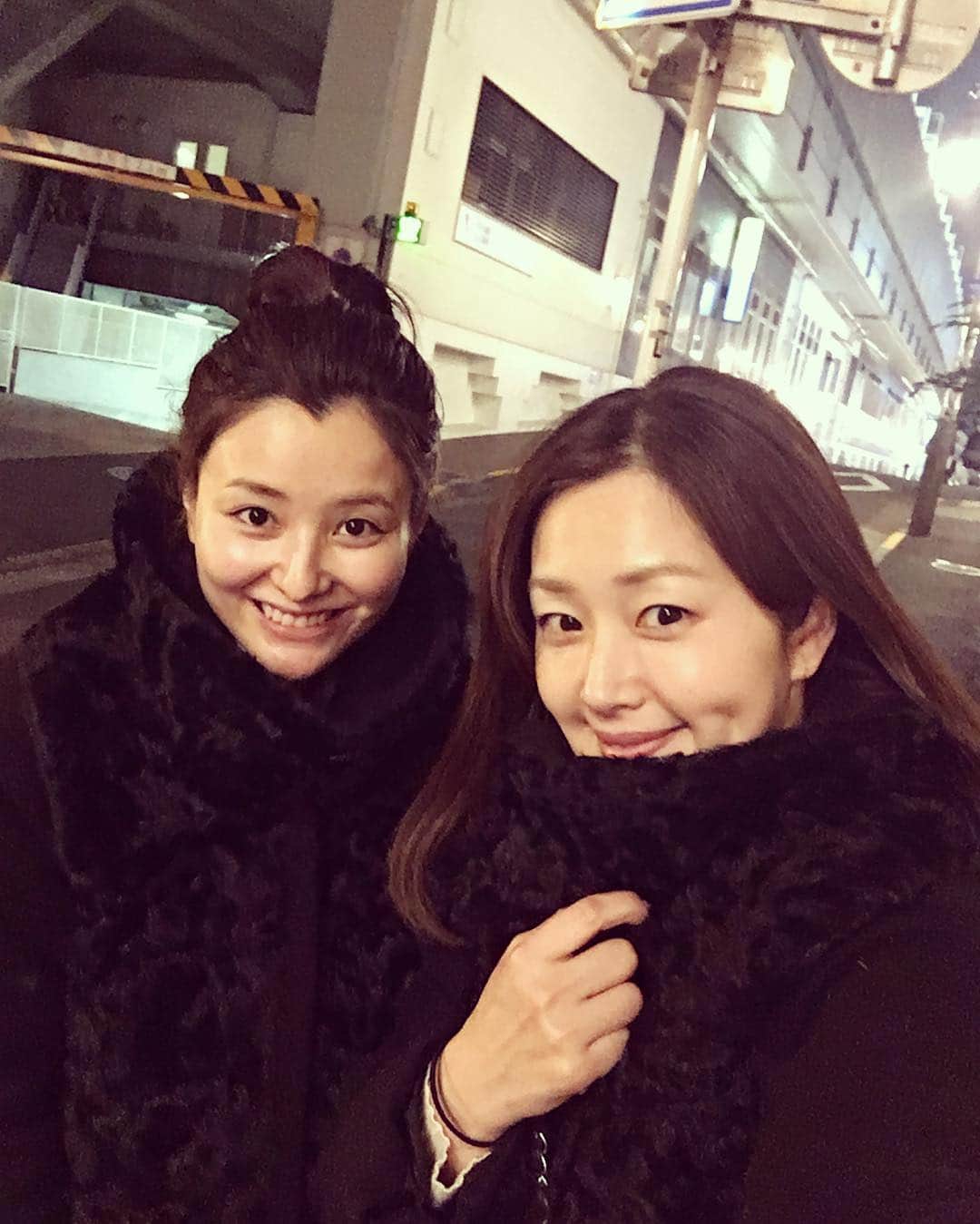 笛木優子のインスタグラム：「キャハ〜なっちゃんのコートマネしました〜〜🌂💖まだまだ寒い日が続きますね🙌🏻体調にはお気をつけて！」