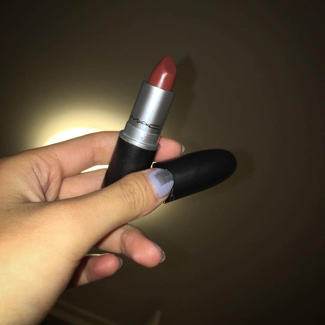 馬場ふみかのインスタグラム：「. メイクさんが使ってて  気になってゲットしたリップ  MAC LIPSTICK パラマウント  赤すぎず、茶すぎず  ちょうどいい赤茶で使いやすいです」