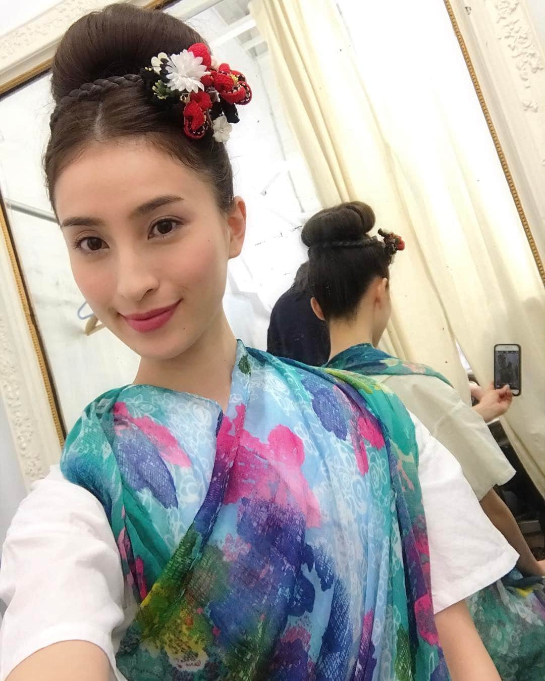 蜂矢有紀さんのインスタグラム写真 - (蜂矢有紀Instagram)「🙋✨ ・ 休憩中に巻いてもらった スカーフと 髪型が 妙にマッチしてるww との事で #パシャリ 📸🌺 ・ #撮影 #スタジオ #ハウススタジオ #洋服 #和装 #ジュエリー #いろいろ #楽しい ♪♪ #蜂矢有紀 #shooting #model #studio #clothes #jewelry #espritmodels #エスプリモデルズ ・ 寒かったから #正座 🙃w #民族衣装 じゃないよ 💃笑」3月2日 16時26分 - yuki.h1218